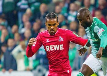 Damion Downs (1. FC Köln) im Duell mit Naby Keita (SV Werder Bremen)