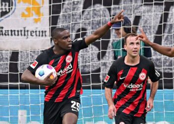 Eintracht Frankfurt: Neuzugänge Niels Nkounkou (bild) und Fares Chaibi