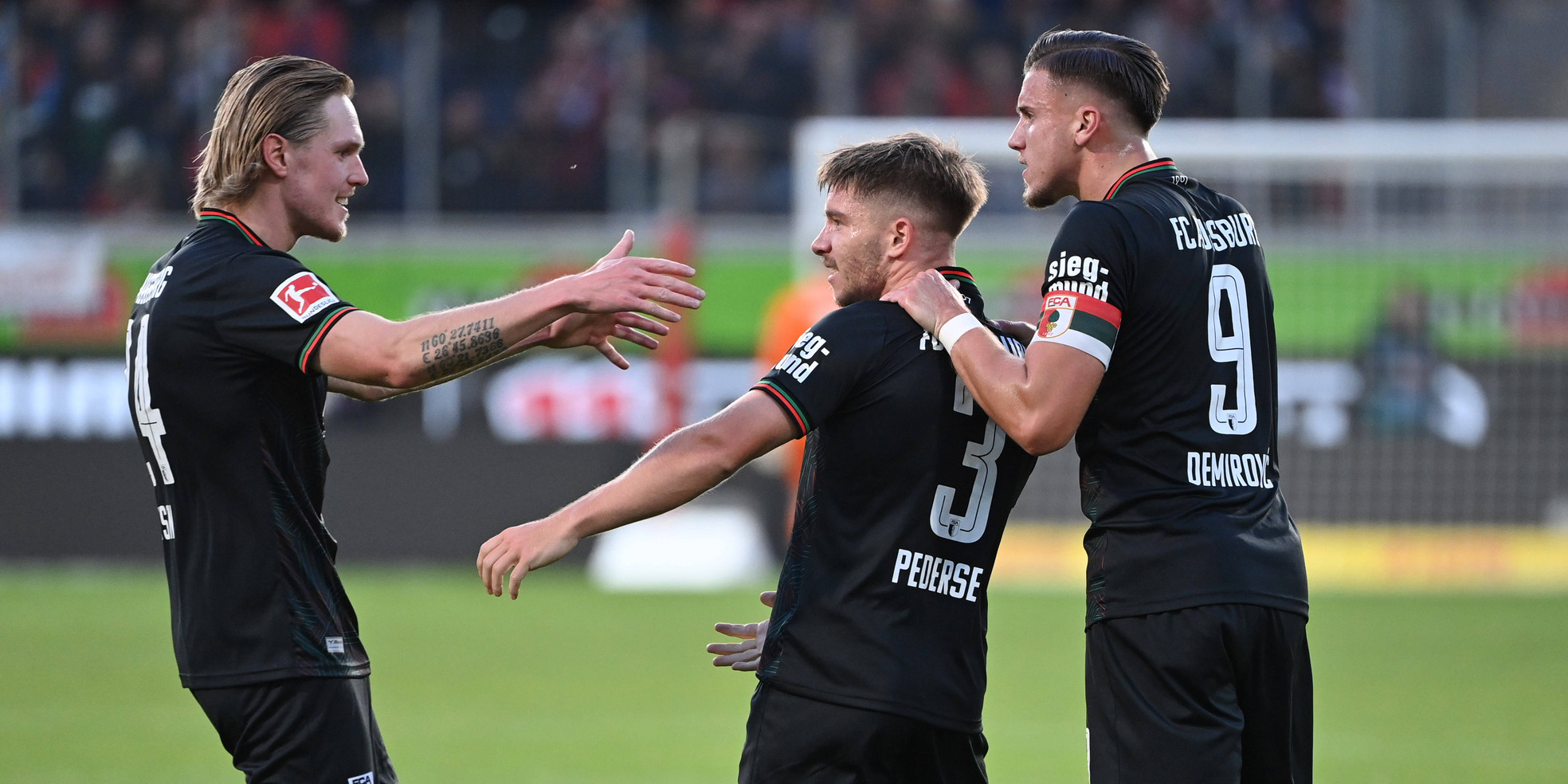 FC Augsburg: Fredrik Jensen, Mads Pedersen und Ermedin Demirovic jubeln
