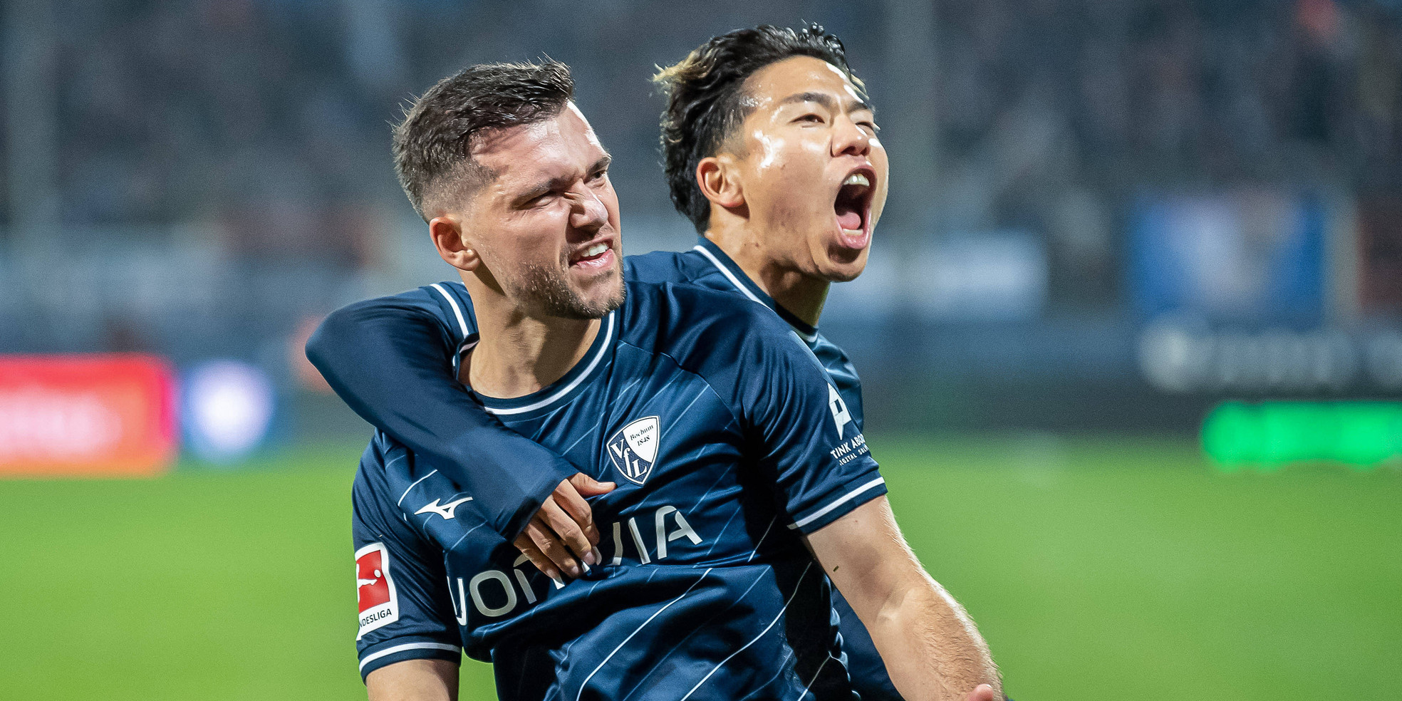 VfL Bochum: Kevin Stöger jubelt mit Takuma Asano
