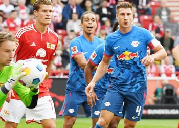 Bereit für die Bundesliga-Rückrunde: Frederik Rönnow (Union Berlin) und Willi Orban (RB Leipzig)