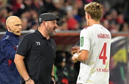 Timo Hübers vom 1. FC Köln mit Steffen Baumgart