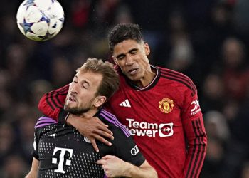 Raphael Varane im Kopfballduell mit Harry Kane (FC Bayern München)