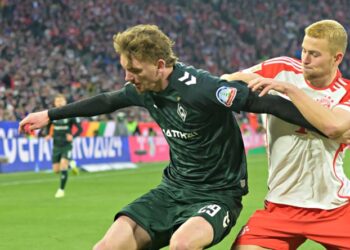 Nick Woltemade (SV Werder Bremen) im Duell mit Mattijs de Ligt (FC Bayern München).