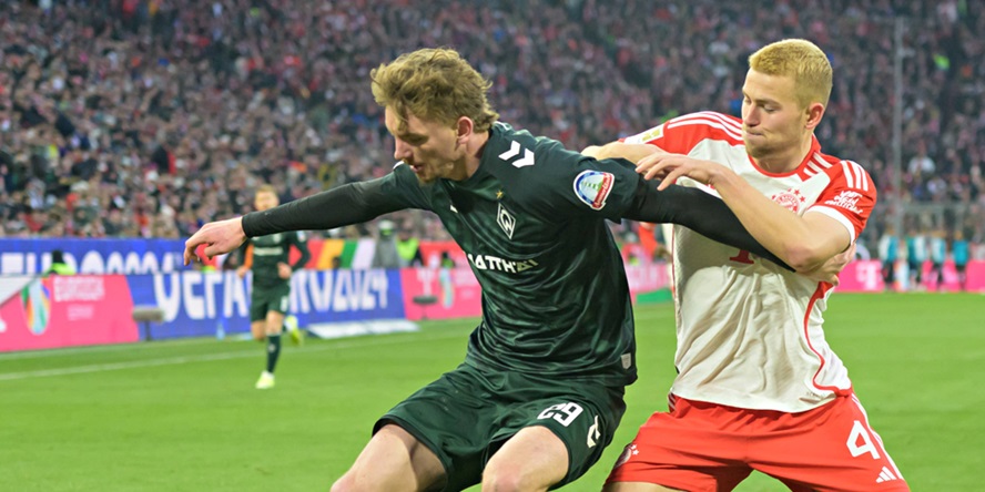 Nick Woltemade (SV Werder Bremen) im Duell mit Mattijs de Ligt (FC Bayern München).