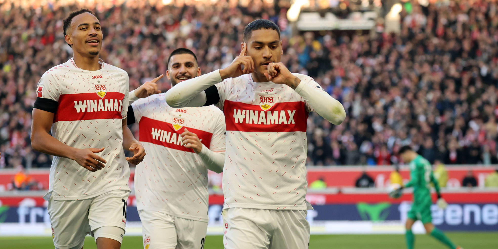 VfB Stuttgart: Jamie Leweling, Deniz Undav und Enzo Millot feiern