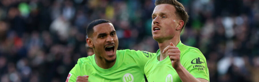 Yannick Gerhardt (r.) und Maxence Lacroix vom VfL Wolfsburg