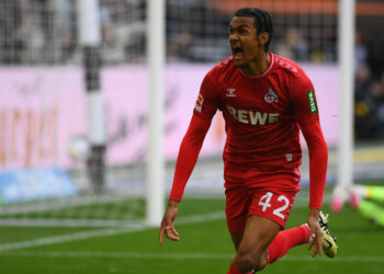 Damion Downs vom 1. FC Köln trifft im Derby gegen Gladbach