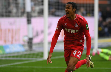 Damion Downs vom 1. FC Köln trifft im Derby gegen Gladbach