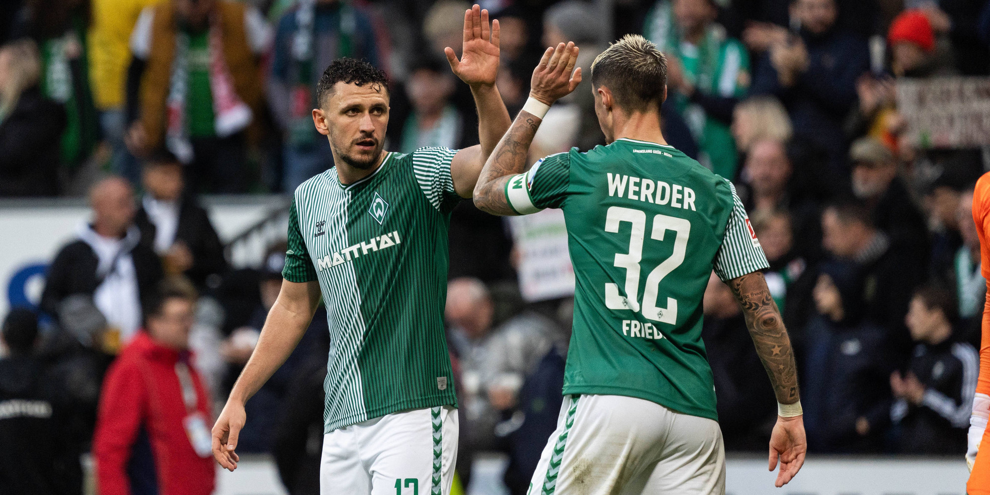 Milos Veljkovic und Marco Friedl von Werder Bremen