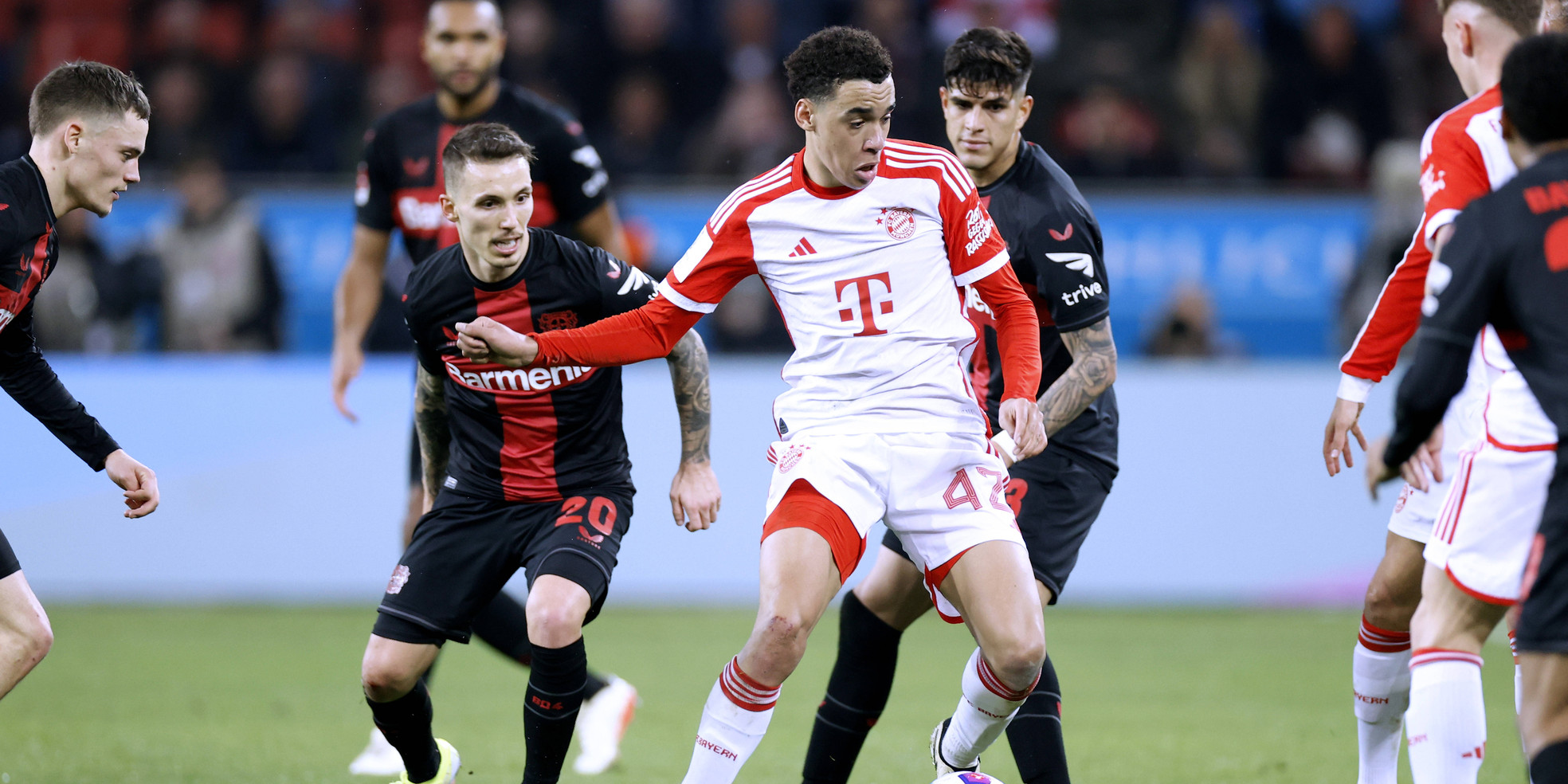Alejandro Grimaldo von Bayer Leverkusen jagt Jamal Musiala vom FC Bayern
