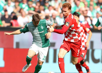 Romano Schmid von Werder Bremen und Sepp van den Berg von Mainz 05