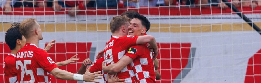 Mainz 05: Jonathan Burkardt und ANthony Caci umarmen sich