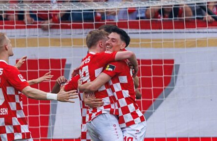 Mainz 05: Jonathan Burkardt und ANthony Caci umarmen sich