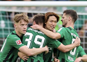 Borussia Mönchengladbach bejubelt das Tor von Ko Itakura