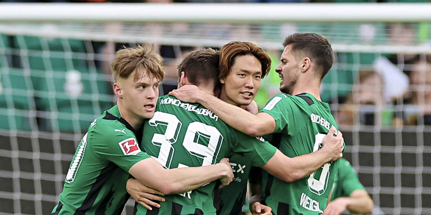 Borussia Mönchengladbach bejubelt das Tor von Ko Itakura