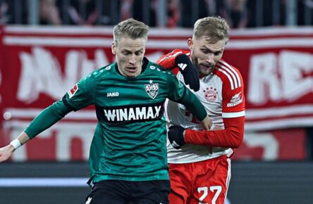 Chris Führich (VfB Stuttgart) im Duell mit Konrad Laimer (FC Bayern München)