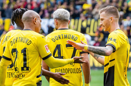 Donyell Malen und Marco Reus bejubeln einen Treffer von Borussia Dortmund
