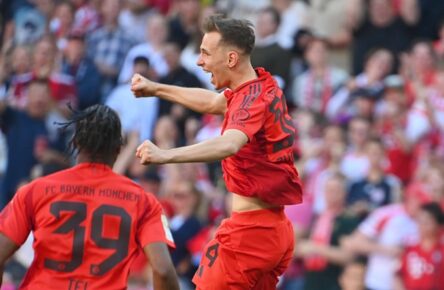 Lovro Zwonarek bejubelt sein Debüt-Tor für den FC Bayern München.