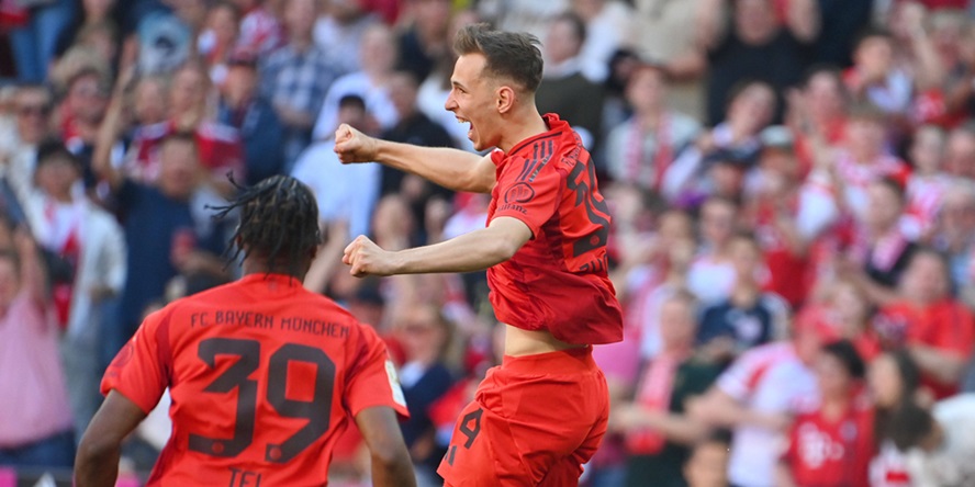 Lovro Zwonarek bejubelt sein Debüt-Tor für den FC Bayern München.