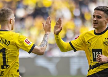 BVB: Kjell Wätjen klatscht mit Marco Reus ab.