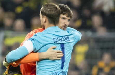 Oliver Baumann (TSG Hoffenheim) und Gregor Kobel (BVB)