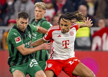 Sacha Boey (FC Bayern München) im Duell mit Joe Scally (Borussia Mönchengladbach)