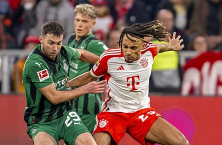 Sacha Boey (FC Bayern München) im Duell mit Joe Scally (Borussia Mönchengladbach)