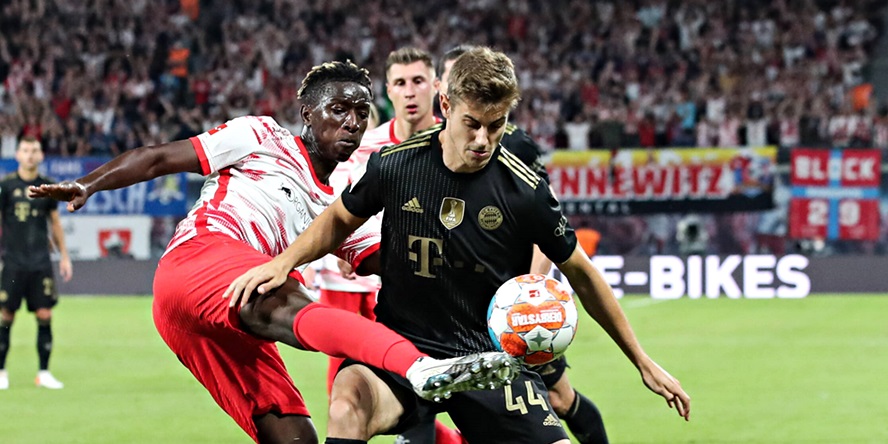 Abwehrspieler Josip Stanisic (FC Bayern München) und Mittelfeldspieler Amadou Haidara (RB Leipzig) im Duell