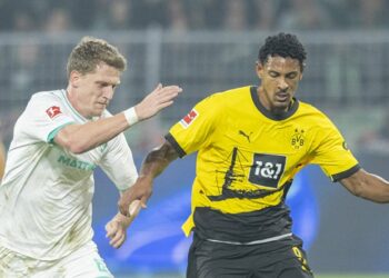 Kauftipps Jens Stage (SV Werder Bremen) und Sebastien Haller (BVB) im Duell.