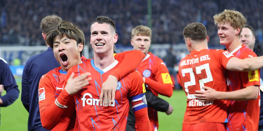 Holstein Kiel: Shuto Machino umarmt Philipp Sander