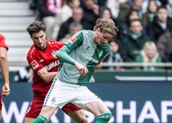 Nick Woltemade (SV Werder Bremen) im Duell mit dem VfB Stuttgart