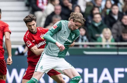 Nick Woltemade (SV Werder Bremen) im Duell mit dem VfB Stuttgart