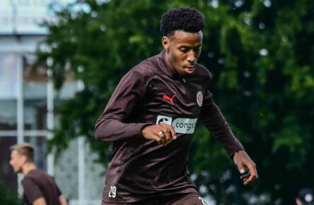 Morgan Guilavogui  Pauli  am Ball Deutschland , Hamburg , Traininggelände an der Kollaustrasse , Fussball , Bundesliga , 2. Fussball Bundesliga , FC St Pauli *** Morgan Guilavogui Pauli on the ball Germany , Hamburg , Training ground at Kollaustrasse , Football , Bundesliga , 2 Fussball Bundesliga , FC St Pauli