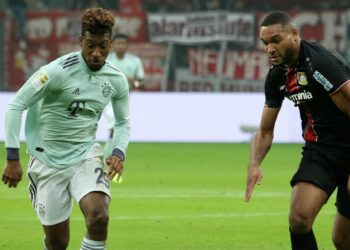 Kingsley Coman vom FC Bayern und Jonathan Tah von Bayer Leverkusen