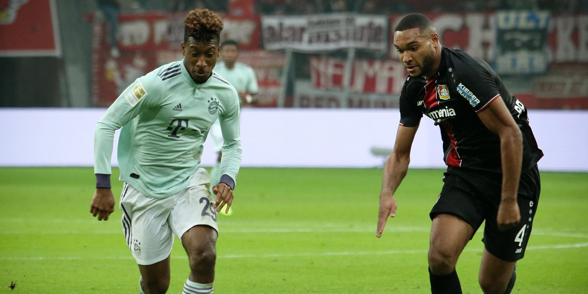 Kingsley Coman vom FC Bayern und Jonathan Tah von Bayer Leverkusen