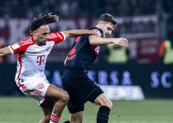 Kaufempfehlung für die Abwehr: Josip Stanisic (im Duell mit FC Bayern Kollege Sacha Boey)