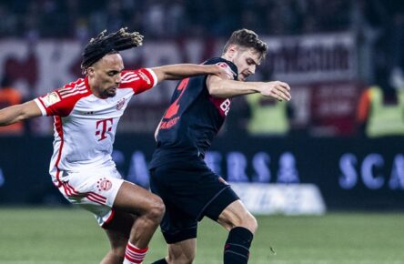 Kaufempfehlung für die Abwehr: Josip Stanisic (im Duell mit FC Bayern Kollege Sacha Boey)