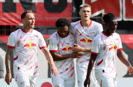 RW Essen - RB Leipzig / DFB Pokal Essen, 17.08.2024, Stadion an der Hafenstrasse, Fussball, DFB Pokal, 1. Hauptrunde , FC Rot-Weiss Essen vs. RB Leipzig 1:4 1:2 , Tor für Leipzig zum 1:2. Im Bild v.l.: Xavi Simons 10, RB Leipzig, David Raum 22, RB Leipzig, Torschütze Lois Openda 11, RB Leipzig, Benjamin Sesko 30, RB Leipzig und Amadou Haidara 8, RB Leipzig, Torjubel , *** RW Essen RB Leipzig DFB Pokal Essen, 17 08 2024, Stadion an der Hafenstrasse, Soccer, DFB Pokal, 1 Main Round , FC Rot Weiss Essen vs RB Leipzig 1 4 1 2 , Goal for Leipzig 1 2 In the picture from l Xavi Simons 10, RB Leipzig , David Raum 22, RB Leipzig , Goalscorer Lois Openda 11, RB Leipzig , Benjamin Sesko 30, RB Leipzig and Amadou Haidara 8, RB Leipzig , Goal celebration , Picture Point