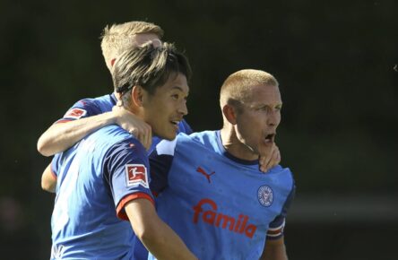 Saisonvorschau Holstein Kiel: Shuto Machino, Lewis Holtby und Alexander Bernhardsson (verdeckt) jubeln