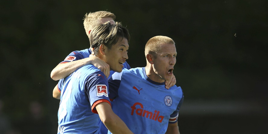 Saisonvorschau Holstein Kiel: Shuto Machino, Lewis Holtby und Alexander Bernhardsson (verdeckt) jubeln