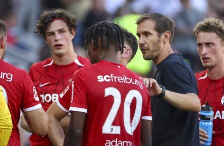 Saisonvorschau SC Freiburg: Julian Schuster spricht mit seinem Team