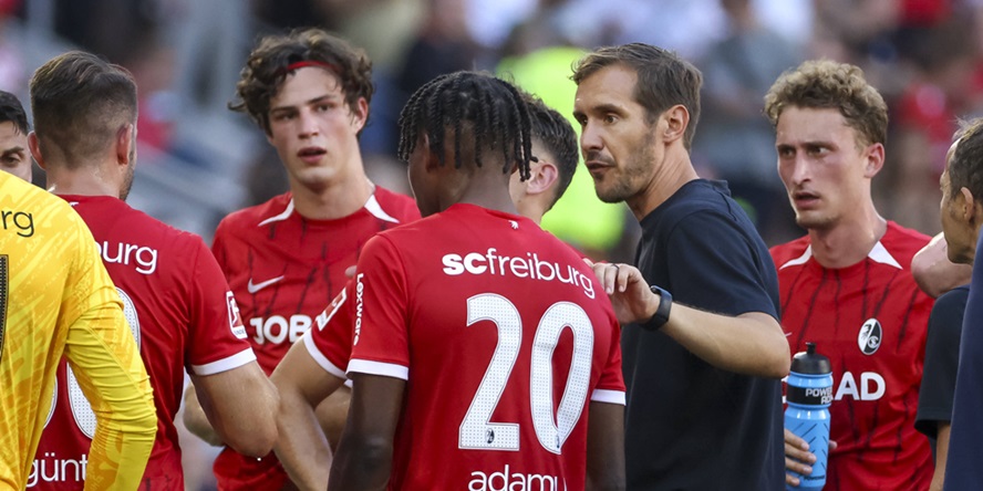 Saisonvorschau SC Freiburg: Julian Schuster spricht mit seinem Team