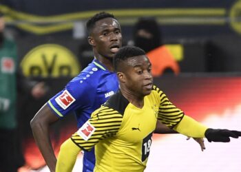 Transfergerüchte: Youssoufa Moukoko (BVB) im Duell mit Odilon Kossounou (Bayer 04 Leverkusen)