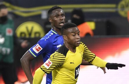 Transfergerüchte: Youssoufa Moukoko (BVB) im Duell mit Odilon Kossounou (Bayer 04 Leverkusen)