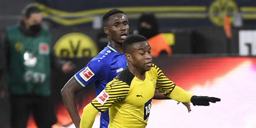 Transfergerüchte: Youssoufa Moukoko (BVB) im Duell mit Odilon Kossounou (Bayer 04 Leverkusen)