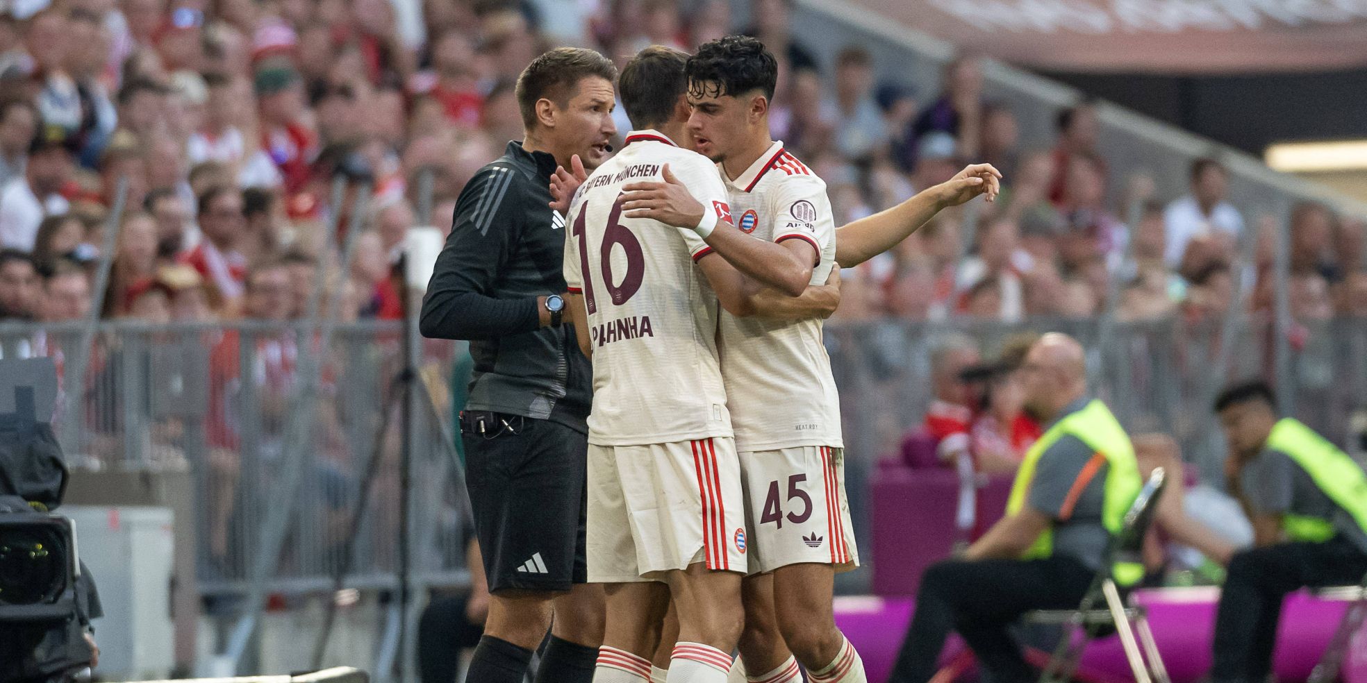 Aleksandar Pavlovic und Joao Palhinha vom FC Bayern