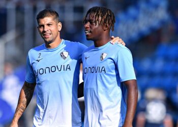 Geheimtipp Samuel Bamba Arm-in-Arm mit Cristian Gamboa (VfL Bochum).