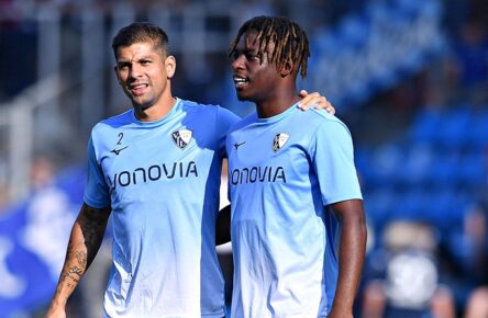 Geheimtipp Samuel Bamba Arm-in-Arm mit Cristian Gamboa (VfL Bochum).