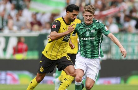 Jens Stage vom SV Werder Bremen im Duell mit BVB-Spieler Emre Can